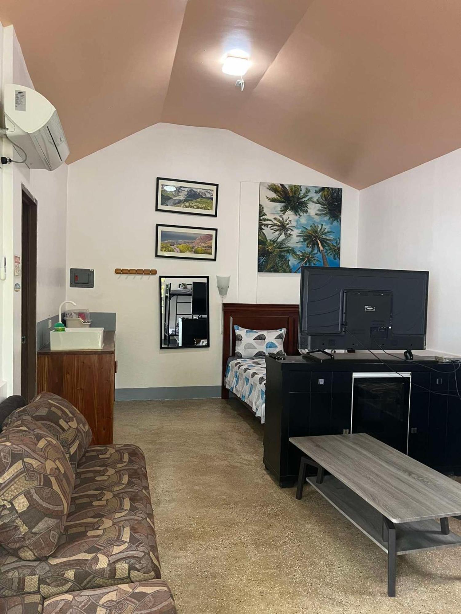 Ice Bear Bar & Tourist Inn Дауис Номер фото