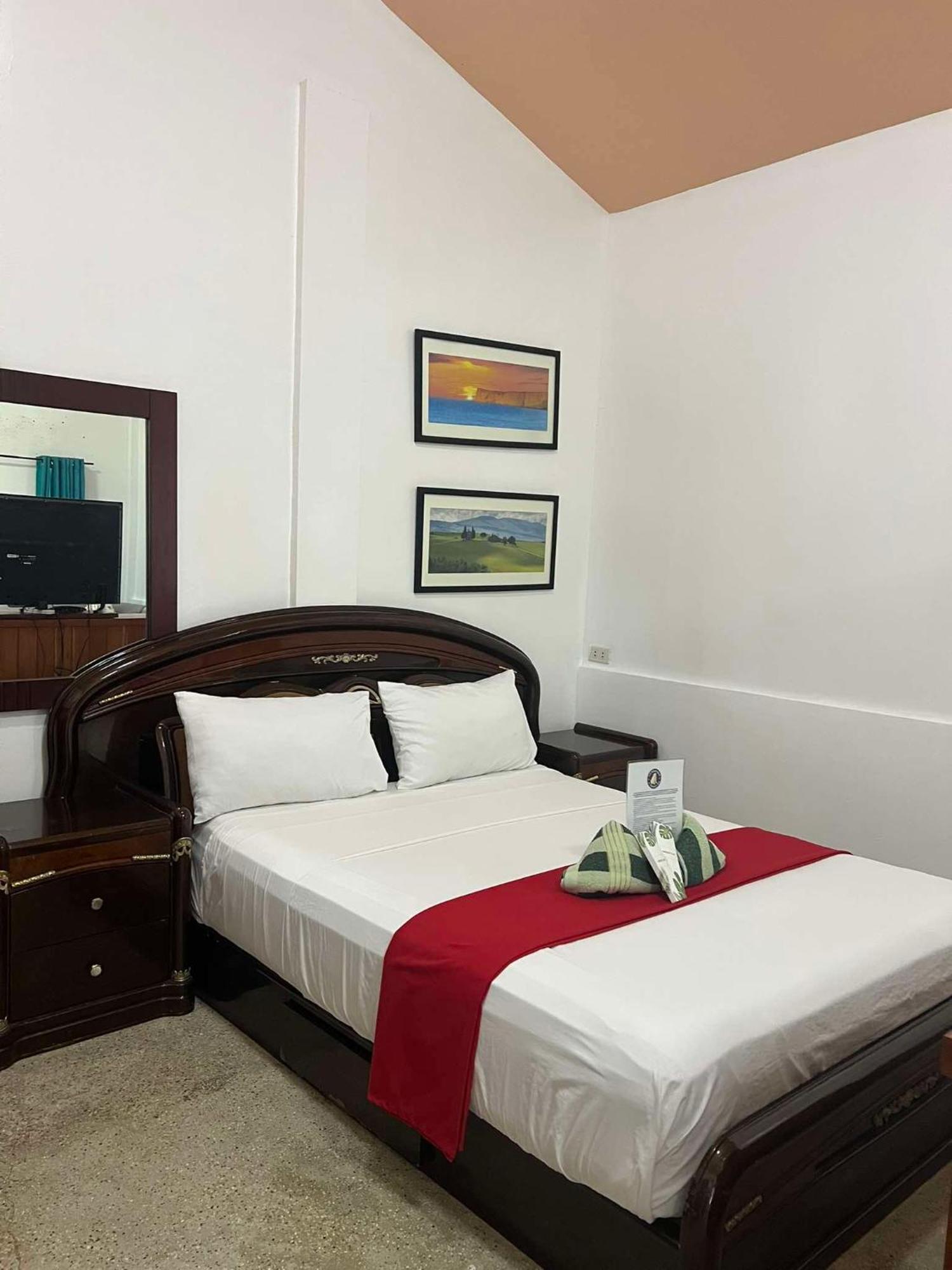 Ice Bear Bar & Tourist Inn Дауис Номер фото